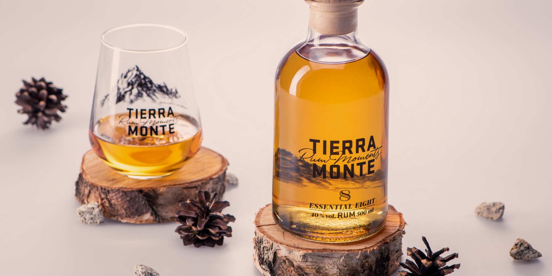Tierra Monte Rum Flasche und Glas mit Logo