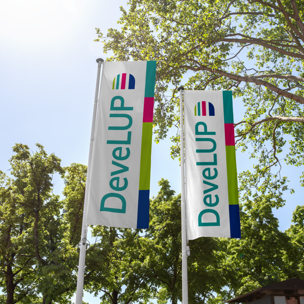 DeveLUP Logo auf Fahnen