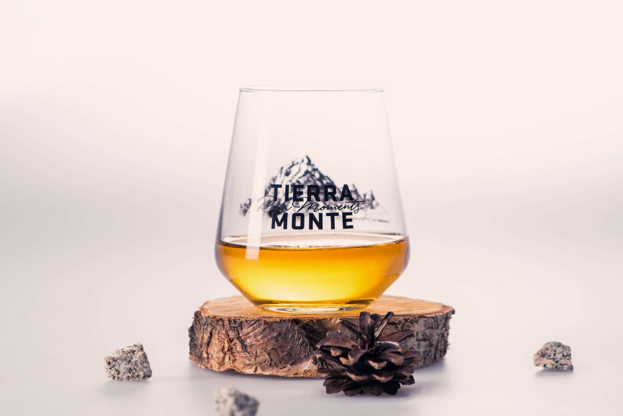 Tierra Monte Rum Logo auf Glas