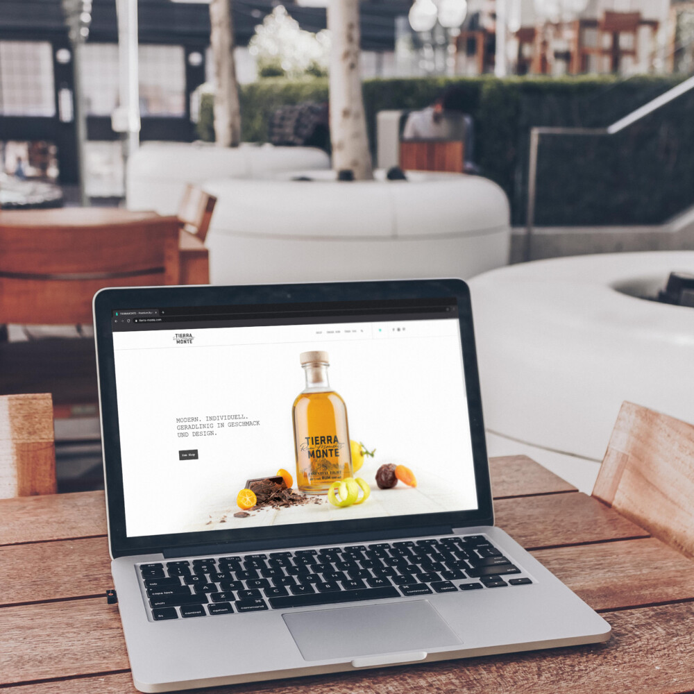 Tierra Monte Rum Webdesign auf Laptop